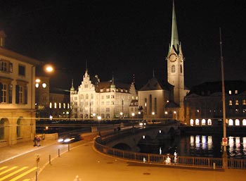 Zürich in der Nacht mit Blick auf die Fraumünsterkirche